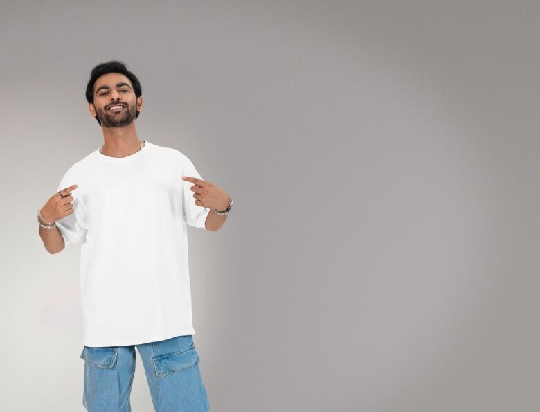 Men’s white oversized t-shirt – minimal everyday style by SAMIO